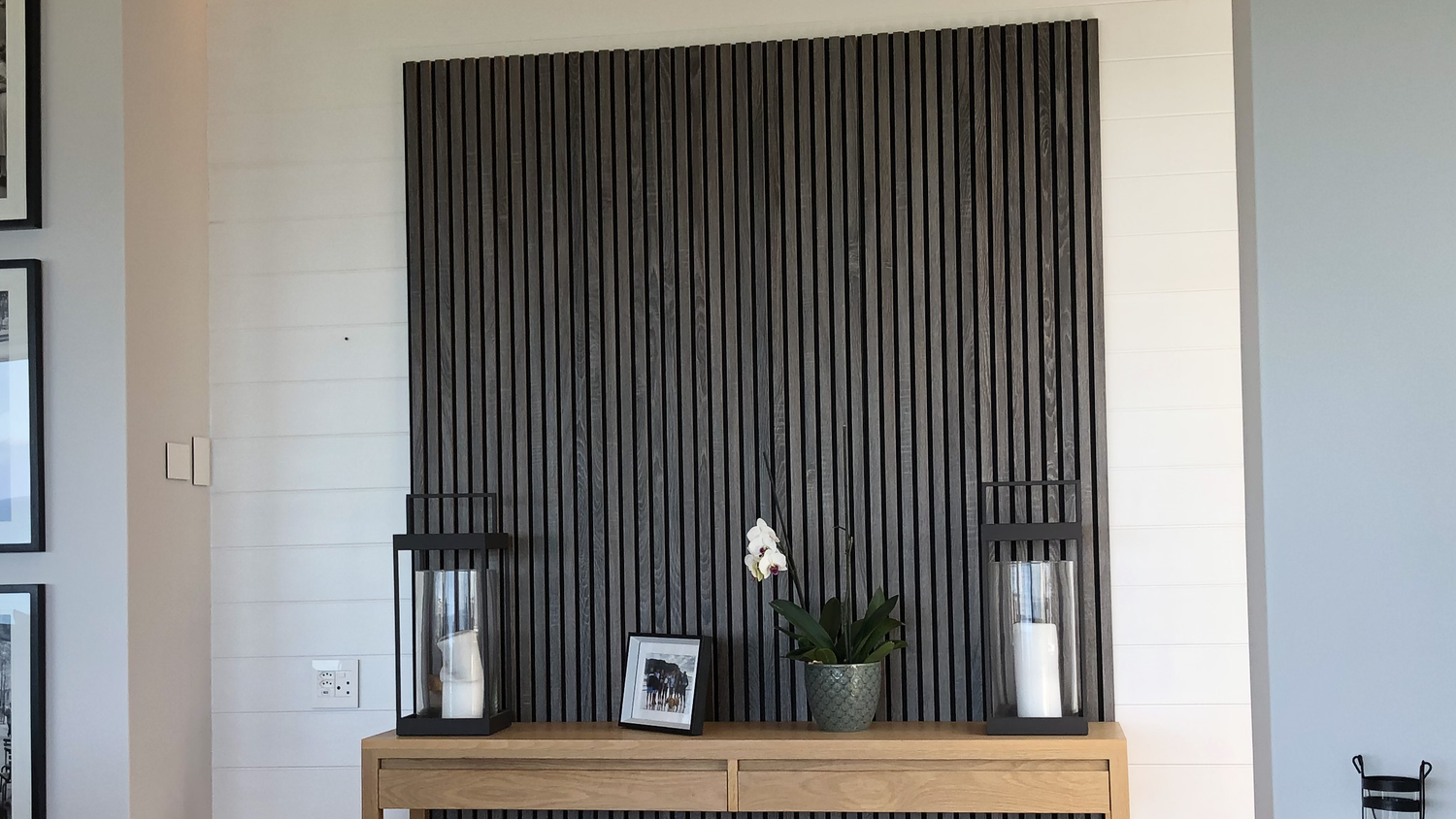 Akupanels behind a decor table with candles